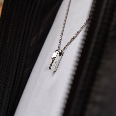 Chic Custom Name Twist Pendant Necklace
